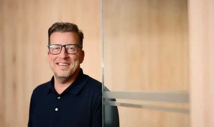 William van der Pijl, ein lächelnder weißer Mann mit blonden Haaren und einer Brille