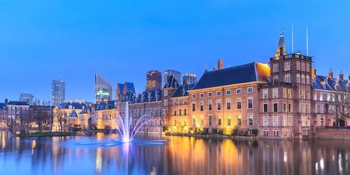 Het binnenhof gezien vanaf het water