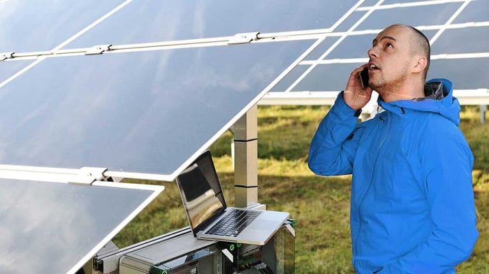 Technicus met zonnepanelen.