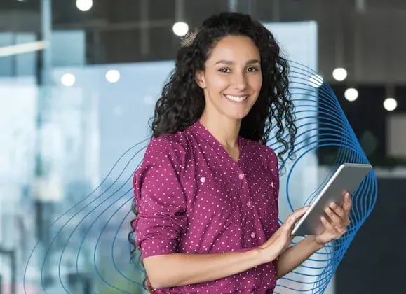 lachende dame met een tablet