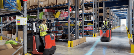 mensen in een magazijn op Linde machines