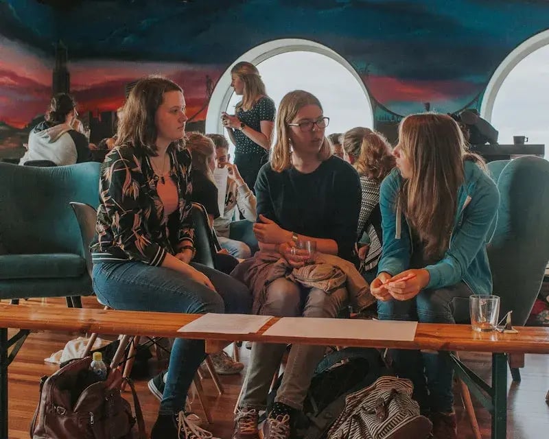 Jonge studenten in gesprek met elkaar op school