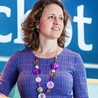 Foto van Laura de Vaan die lachend opzij kijkt