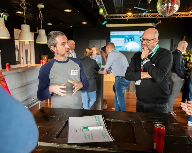 Twee mannen in gesprek op een zakelijk event
