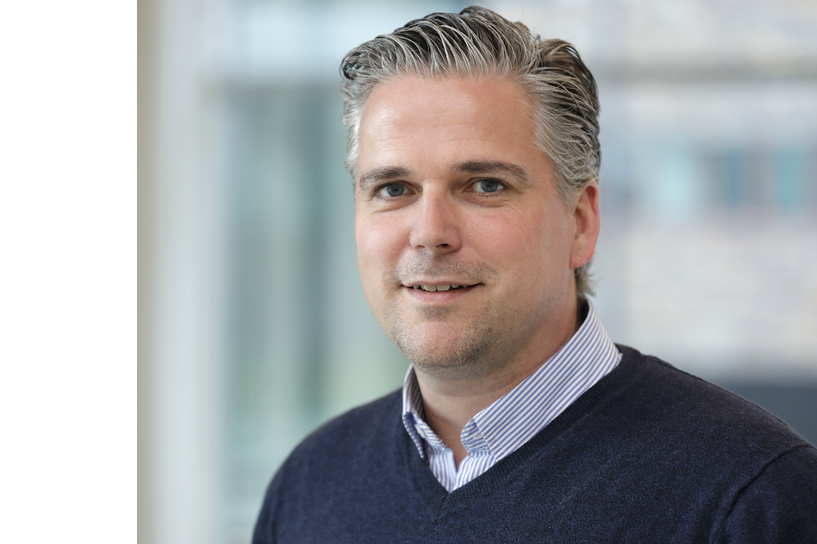 Man met hemd kijkt de camera in.