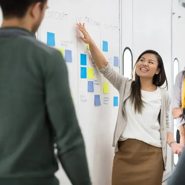 Women is giving a pesentation to her collegue