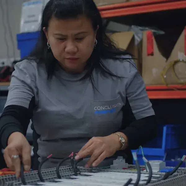 Vrouw bezig met werkzaamheden