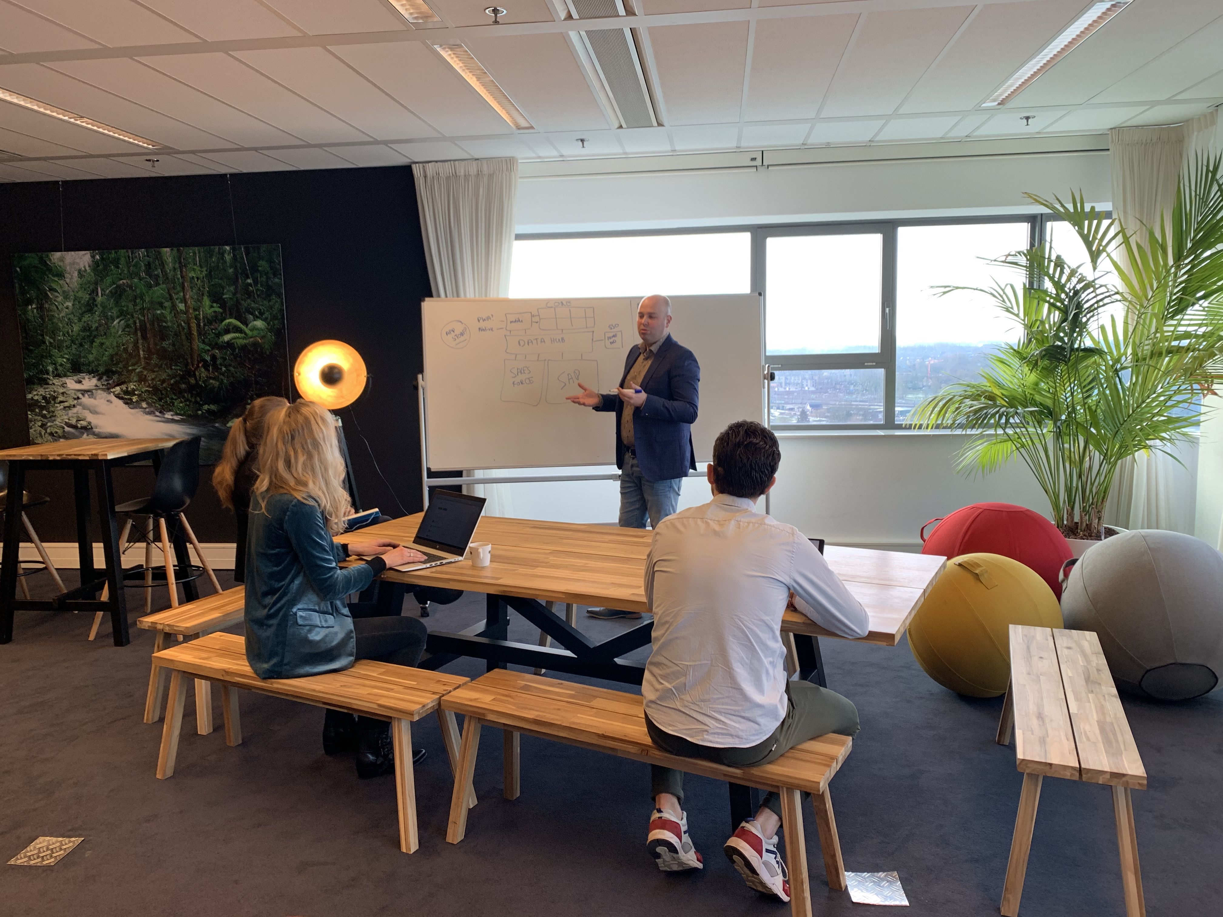 Een man die wat uitlegt aan een groepje mensen