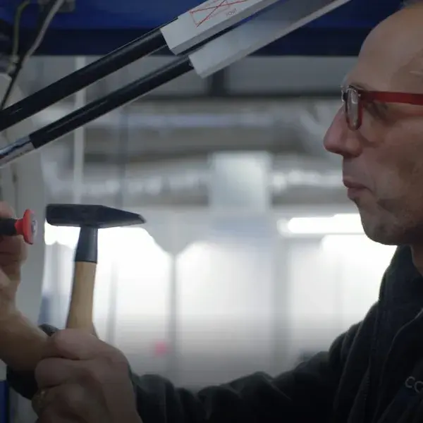 Man bezig met een hamer