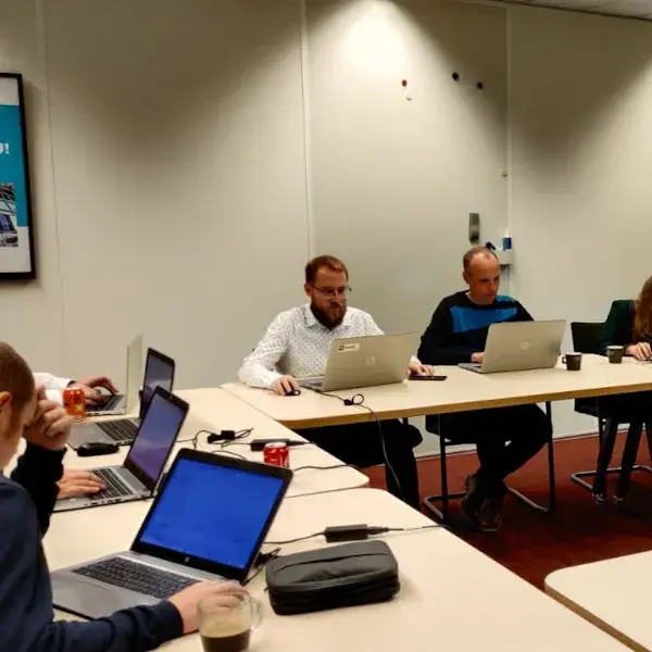 Mensen in een klaslokaal