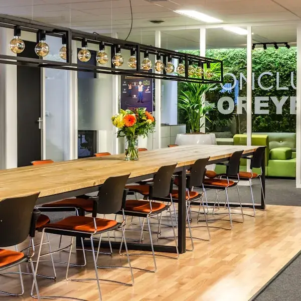 Ruimte op kantoor met lange tafel