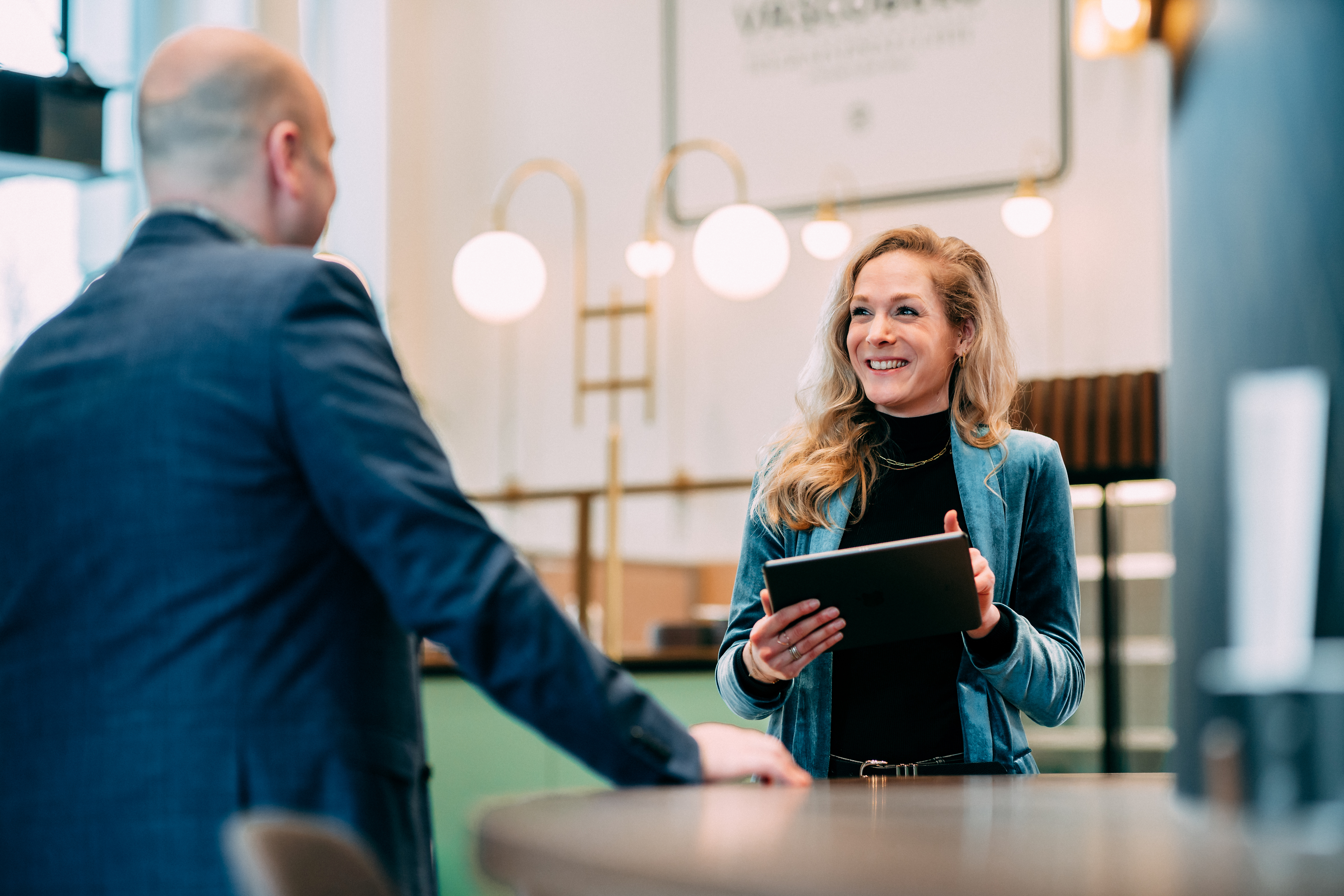 Een vrouw met een ipad in haar hand