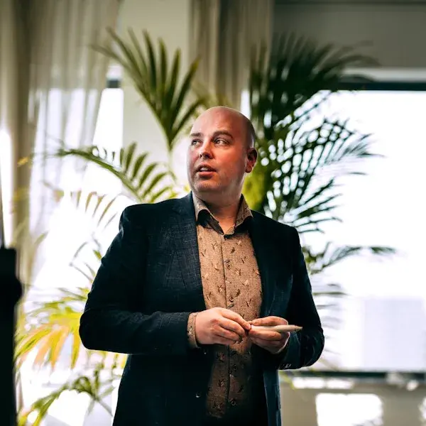 Een man die wegkijkt