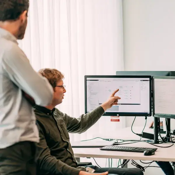 Een man die iets op een computer laat zien