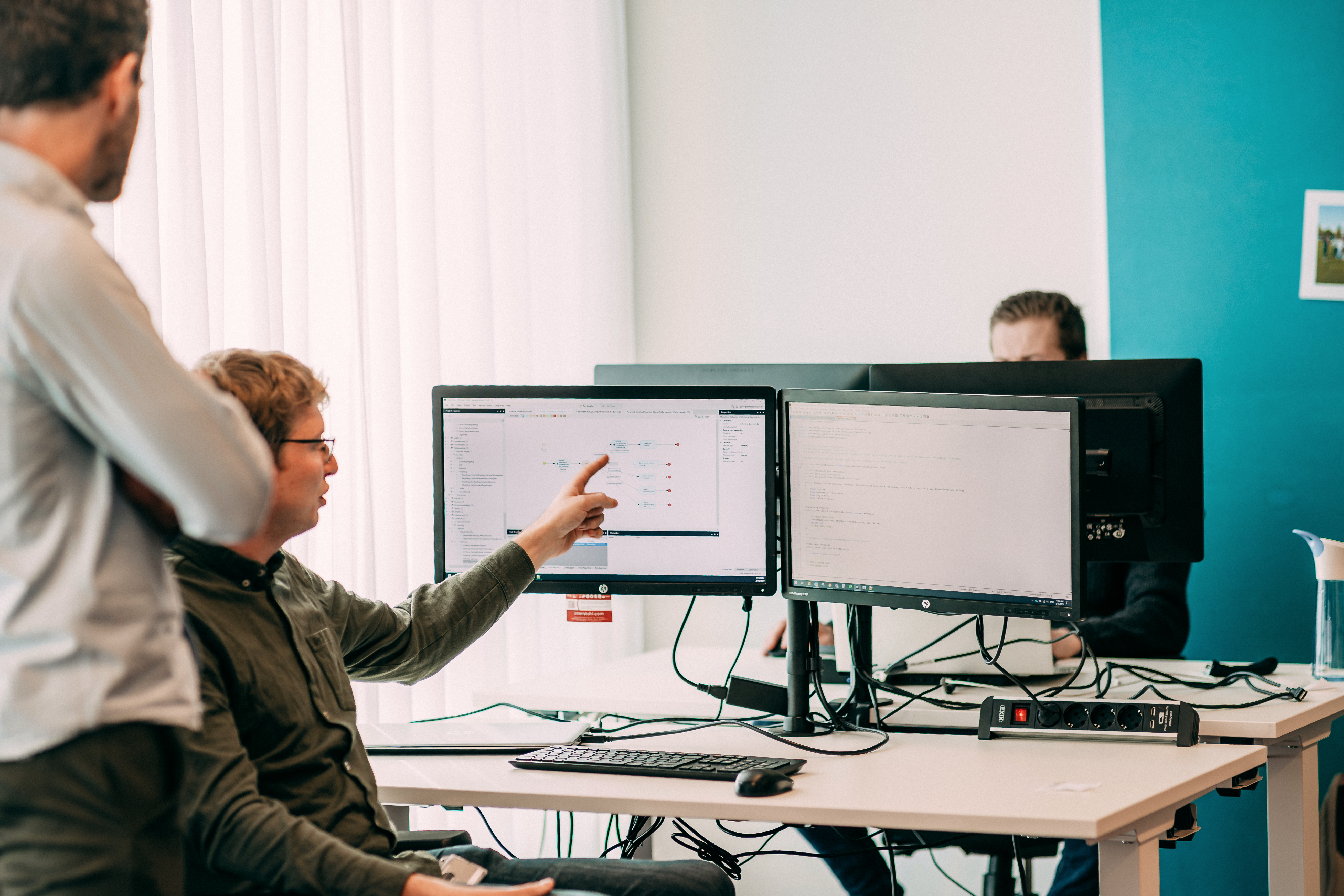 Man wijst naar computerscherm