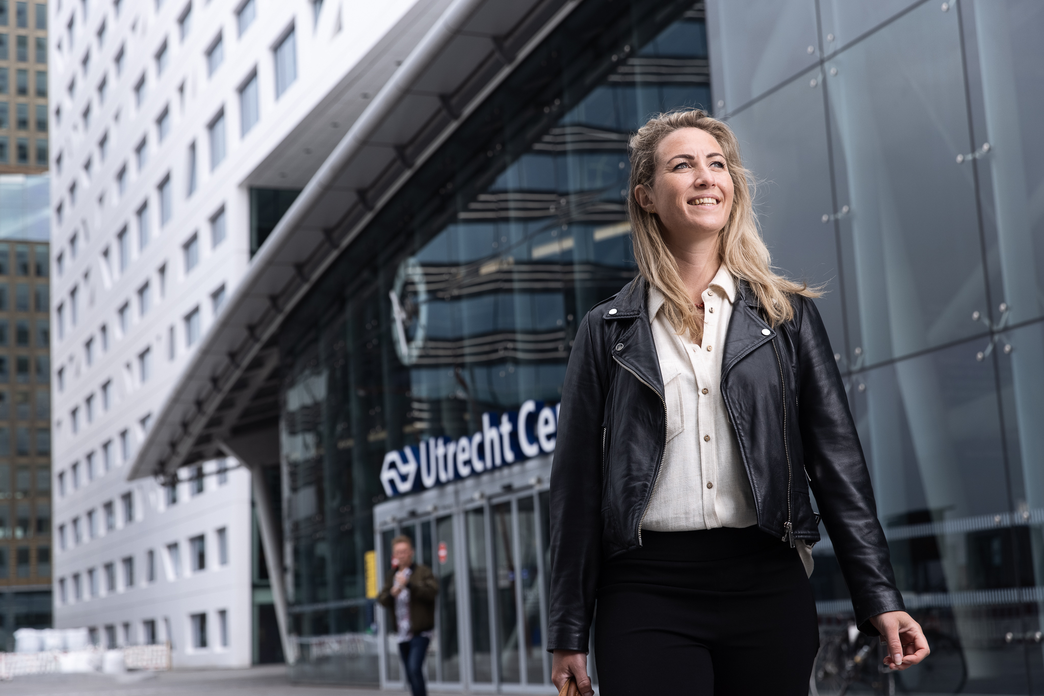 Vrouw loopt voor Utrecht Centraal