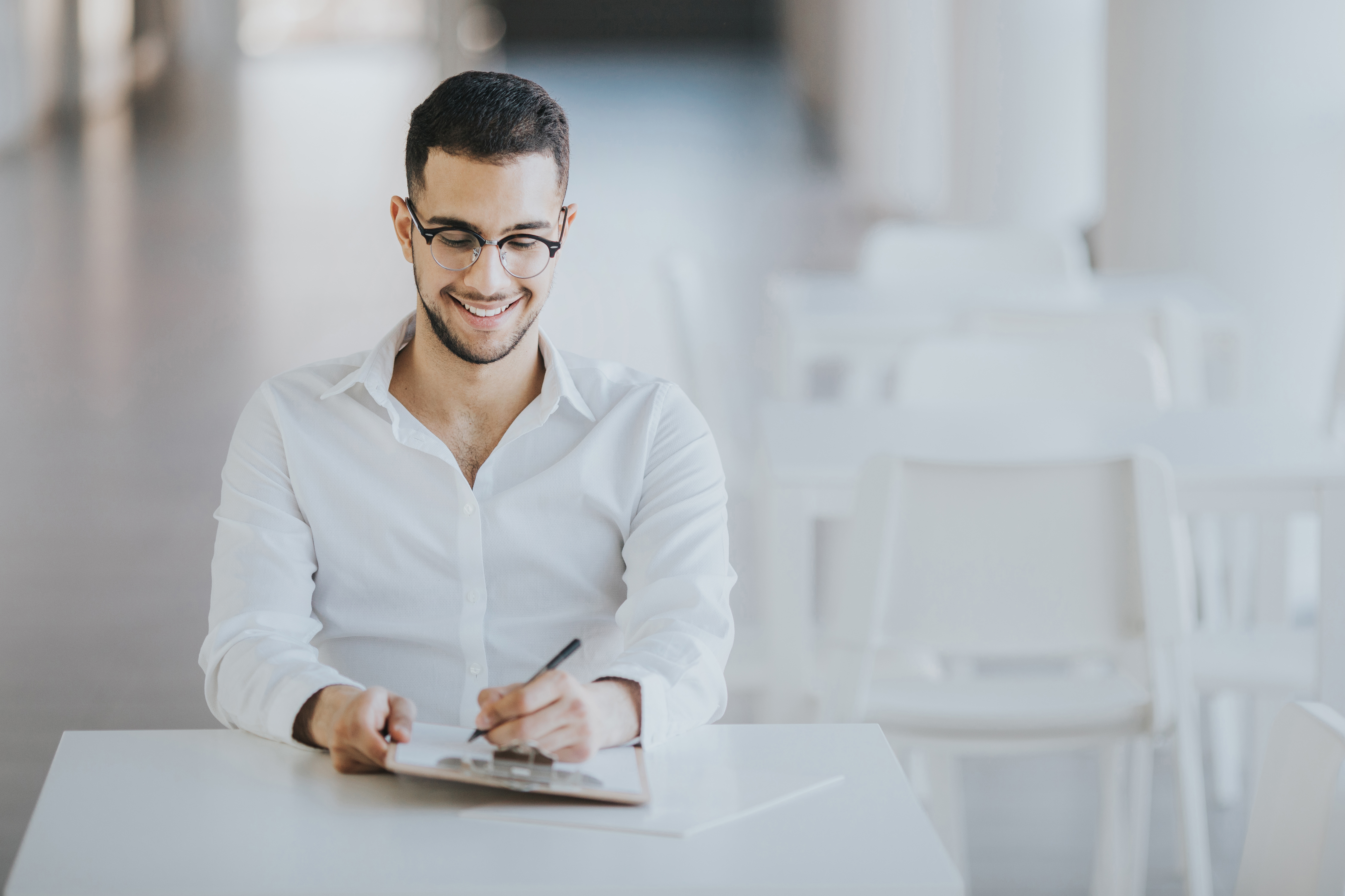 Een man die iets opgschrijft