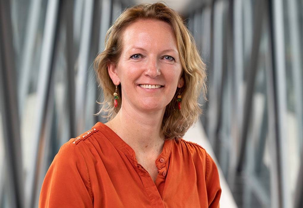 Een vrouw die glimlacht 