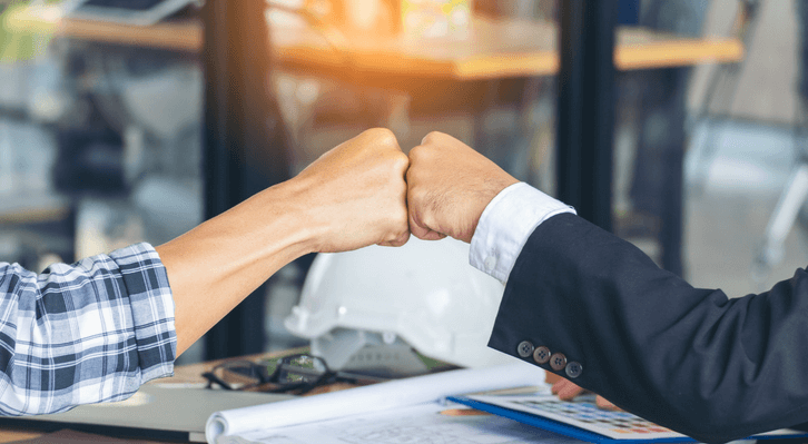 Twee vuisten tegen elkaar