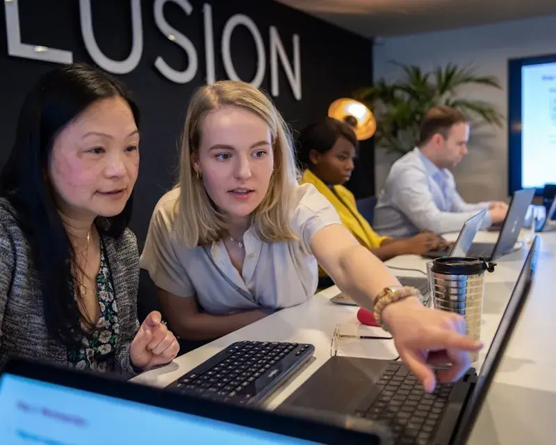 Vrouwen kijken naar laptop