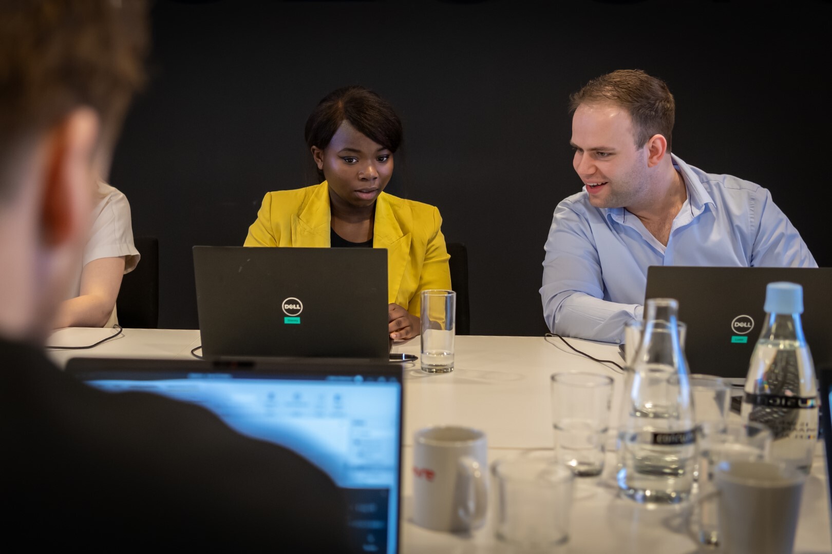 Collega's kijken naar laptop