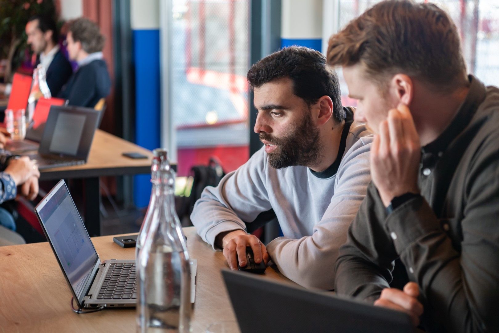 Collega's bij laptop tijdens workshop