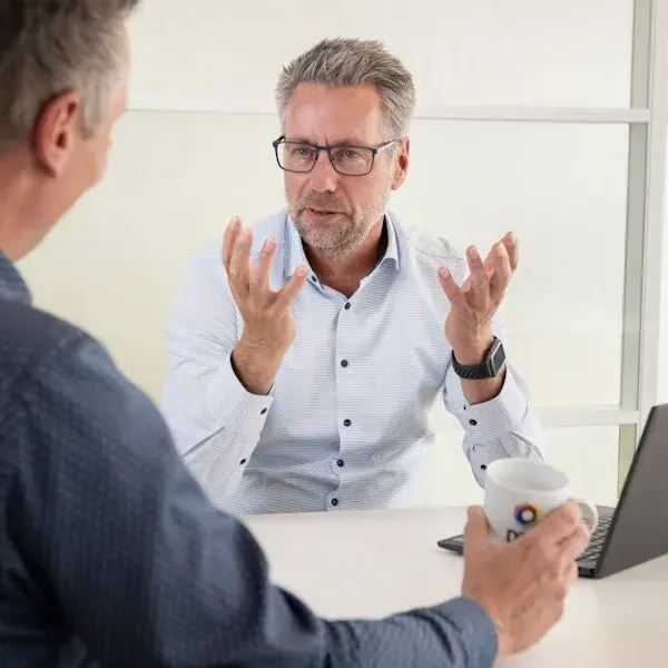 Collega's hebben een gesprek.