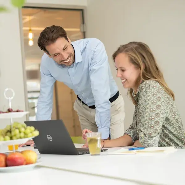 Twee collega's die samenwerken.