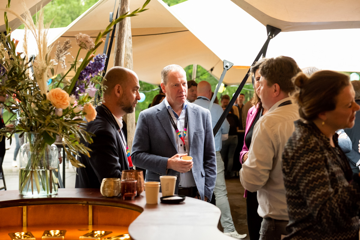 Mannen in gesprek op het event