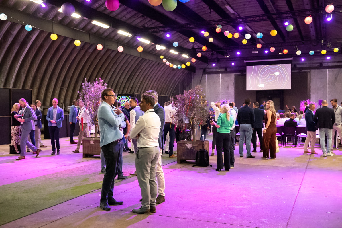 binnenruimte event met paars licht