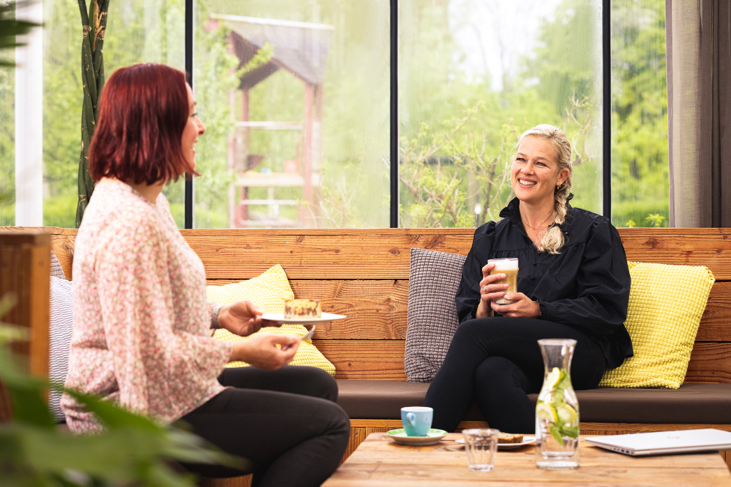 Twee vrouwen overleggen 