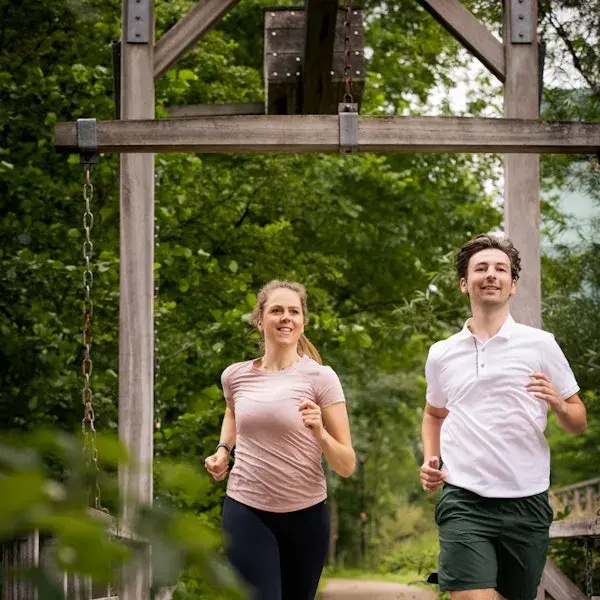 Collega's zijn aan het hardlopen.