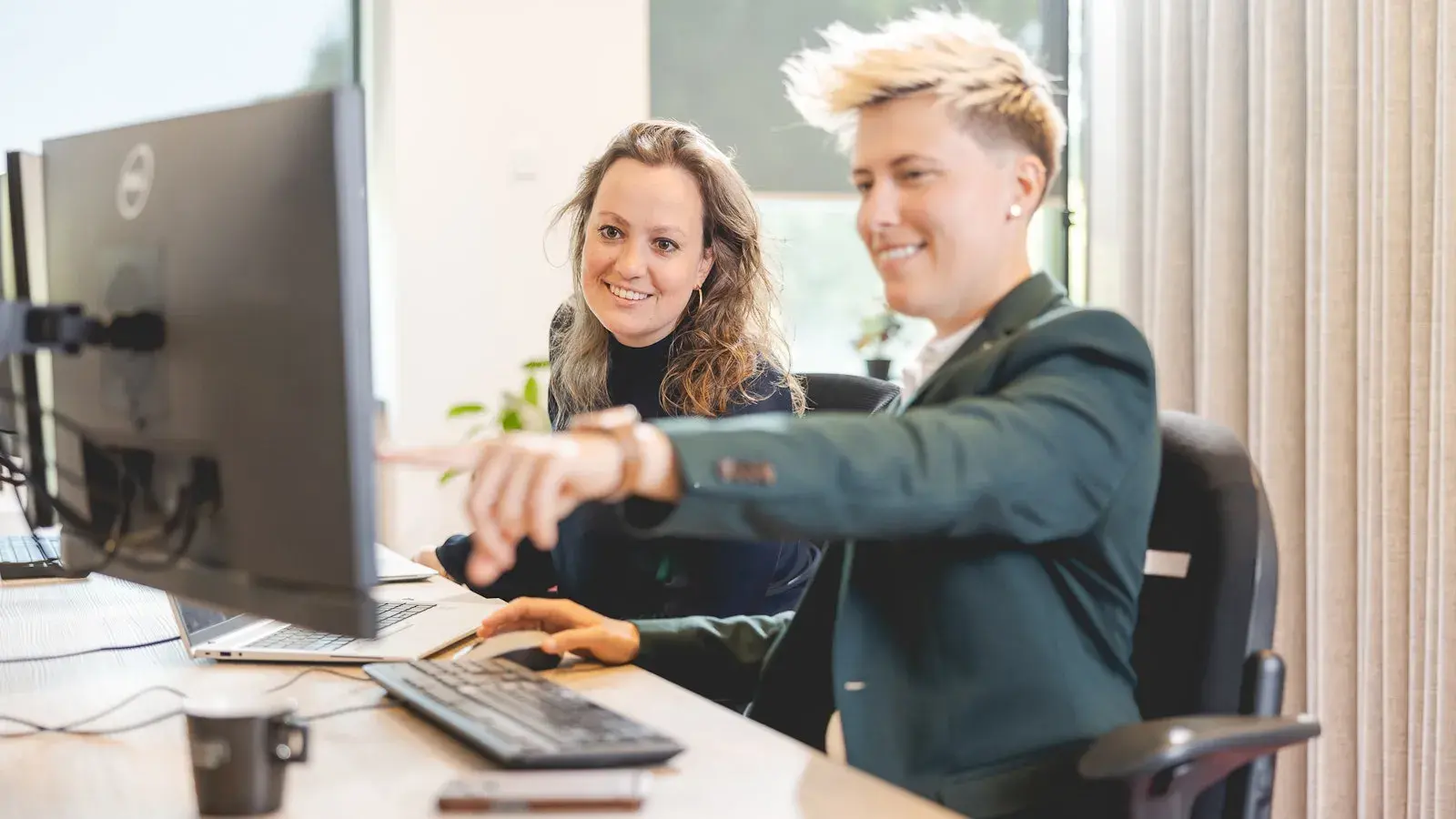 Twee vrouwen achter een bureau