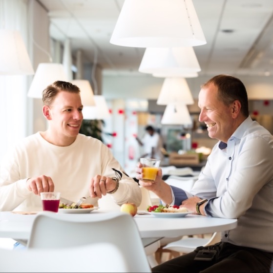 Twee collega's lunchen samen.
