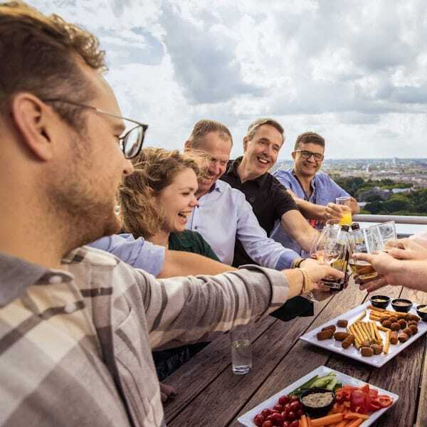 Collega's met een borrel.