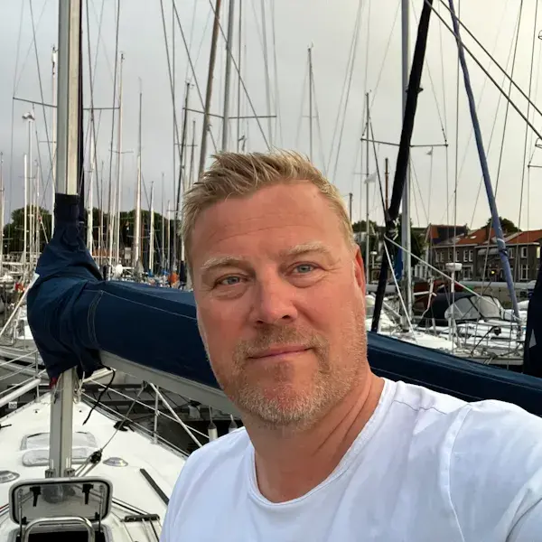 Mark op een zeilboot.