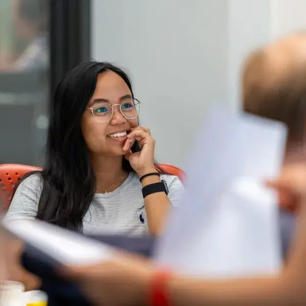 Vrouwelijke collega tijdens workshop.