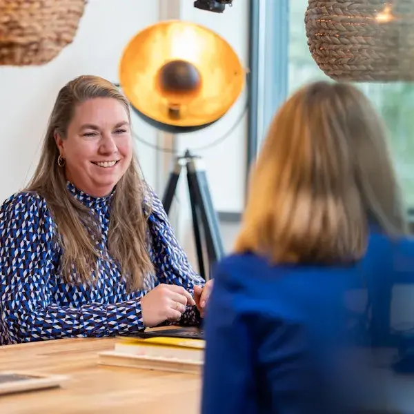 Twee vrouwelijke collega's in overleg.