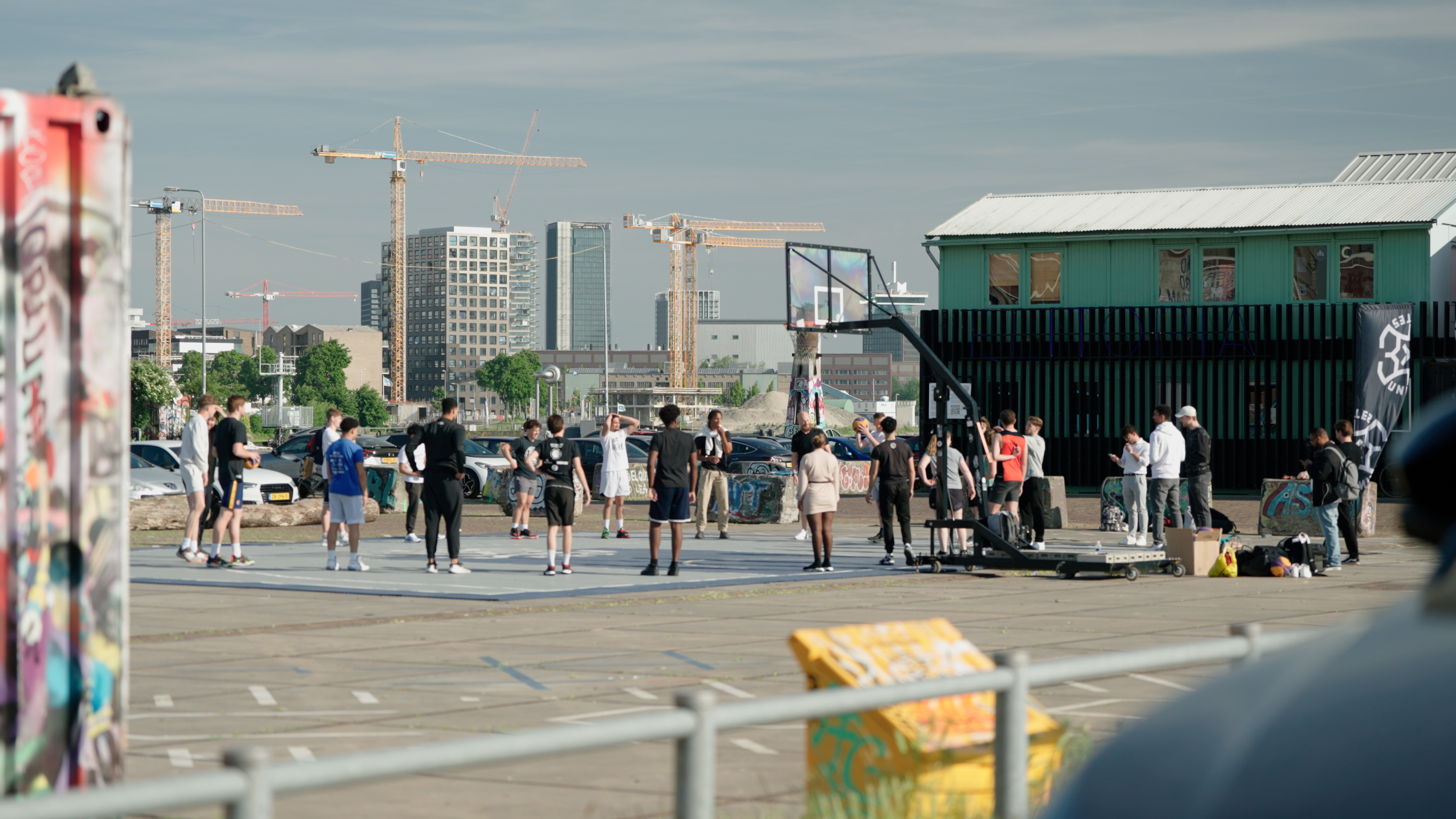 Zijaanzicht van een basketbalwedstrijd