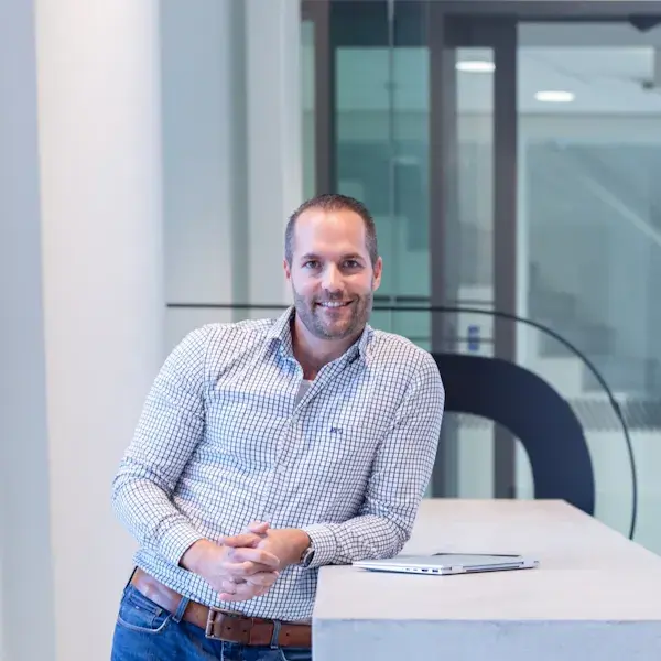 Collega's leunt tegen een hoge tafel.