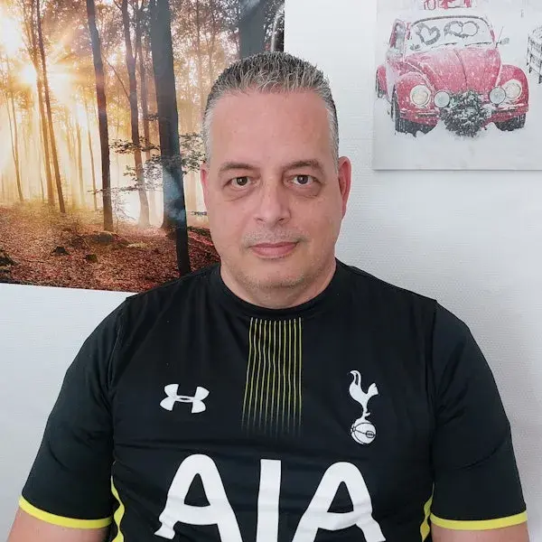 Marcel in een voetbal tenue.