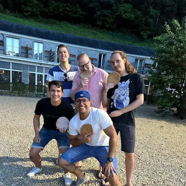 5 mannelijke medewerkers van Integrations met een koek