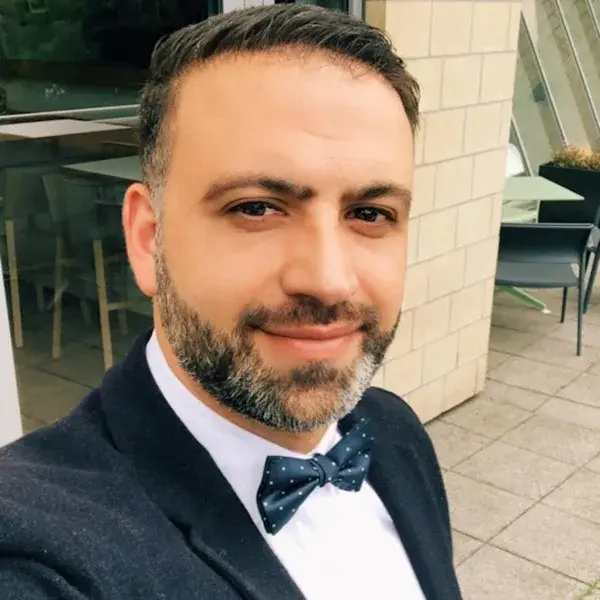 Saman in een net pak.