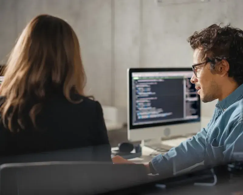 Twee collega's van afdeling tech development