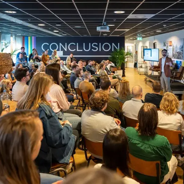 Foto van man die presenteert