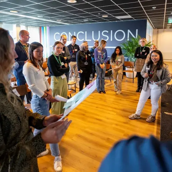 Foto van pratende vrouw