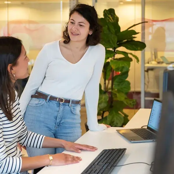 Twee vrouwelijke collega's in overleg.