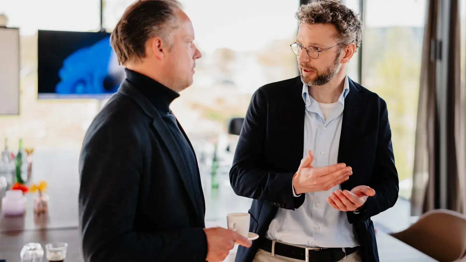 Two male colleagues are discussing something.