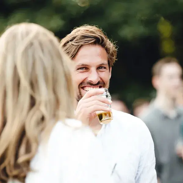 Lachende man met een glas bier in zijn hand