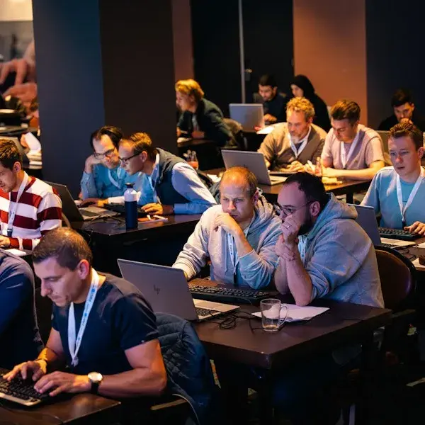 Mannen in een klaslokaal